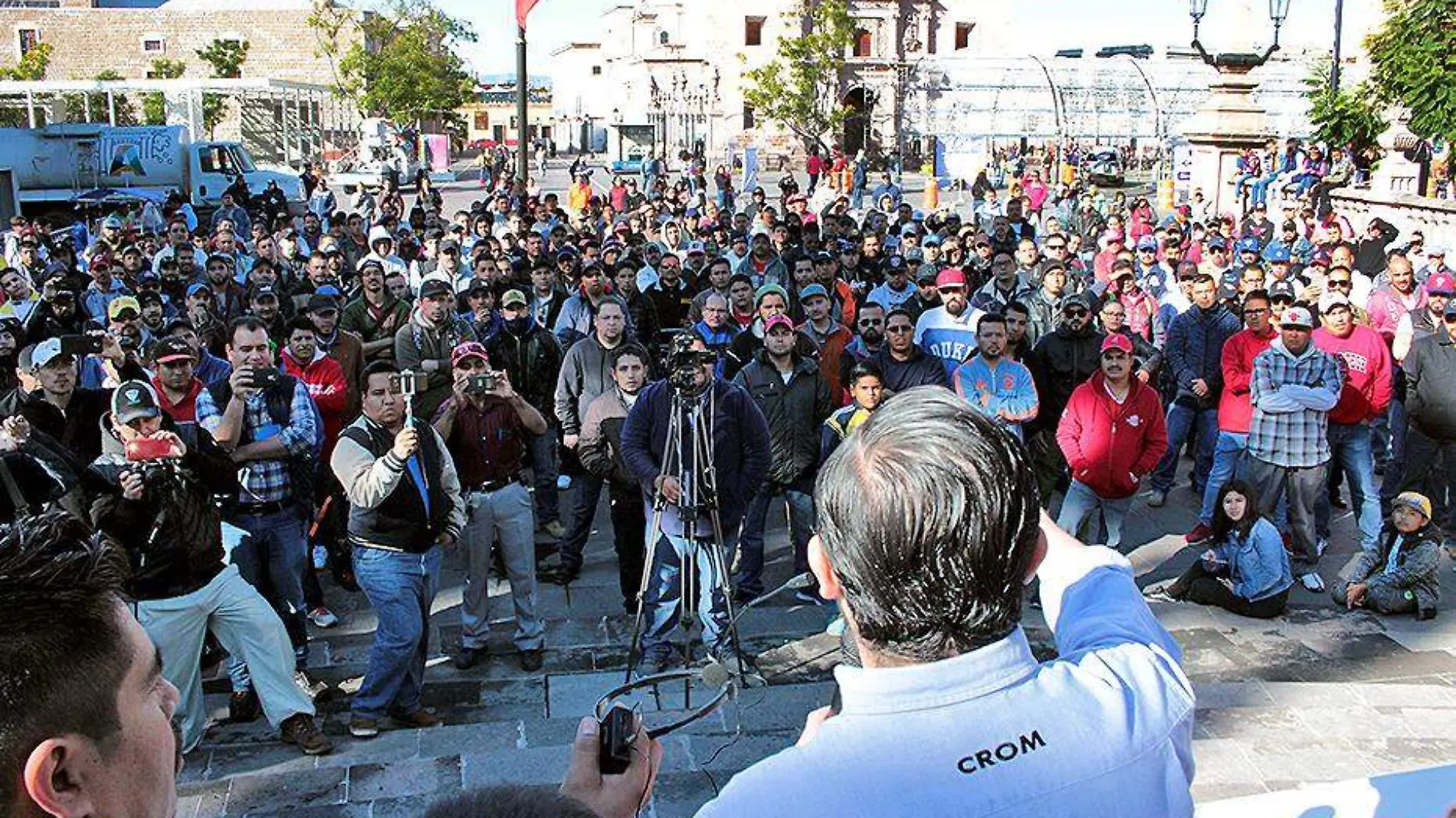 sindicalizados reunidos en plaza principal